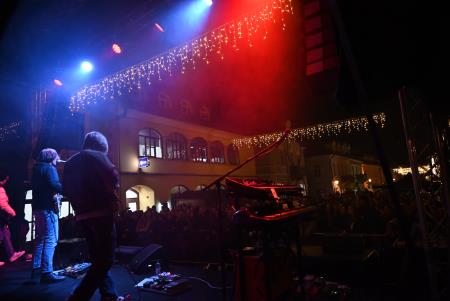 Včeraj je prvi koncert Pravljičnega Kamnik privabil število obiskovalcev (61)